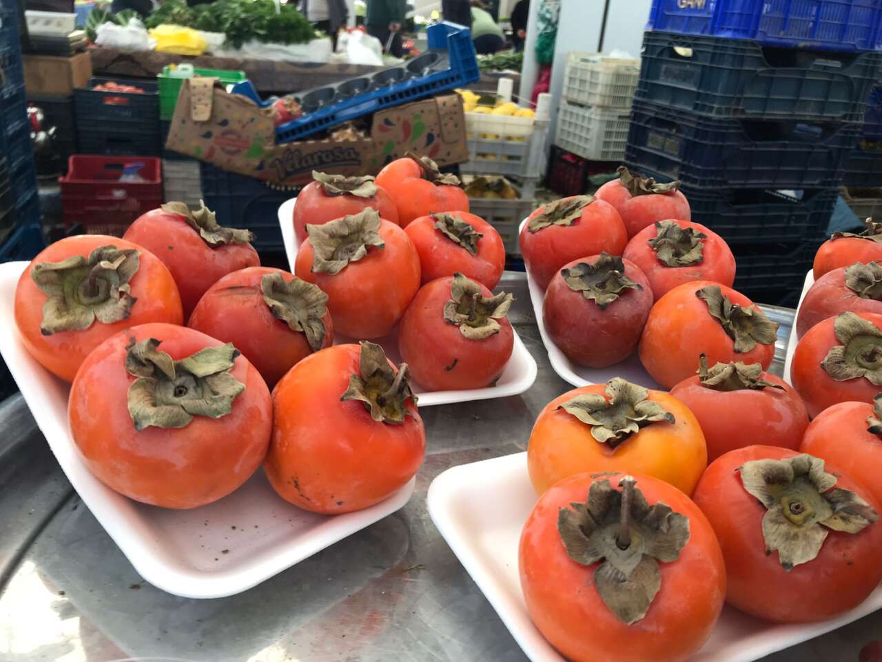 Trabzon’dan 150, Denizli’den 100 Lira: Cennet Hurması Menteşe Pazarını Renklendirdi 3